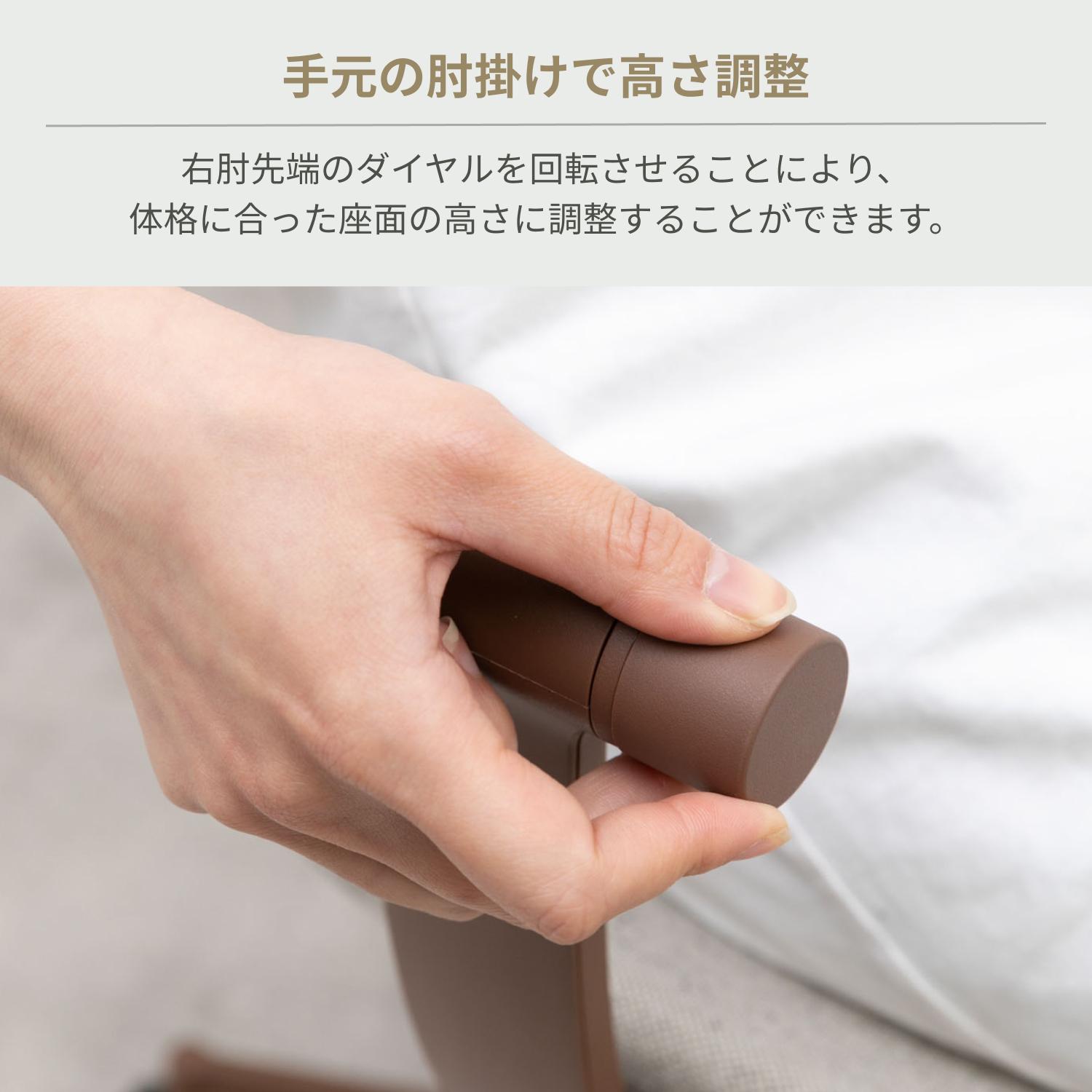 イトーキ バーテブラ03チェアの座ったままスムーズにできる高さ調整の様子